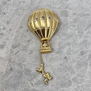 Vintage AJC gold tone hot air balloon brooch pin whimsical figural travel 1980